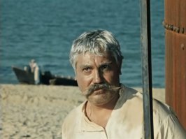 Павлу Луспекаеву молва приписывает бесчисленное количество романов. Он был невероятно хорош собой, а когда начинал петь - женщины сходили с ума и вешались на него гроздьями. Однажды на торжественном приеме в Варшаве, где актер был вместе с труппой своего театра ( БДТ), на него запали две оперные примы, которые в конце концов не поделили актера и вцепились друг другу в волосы на глазах у потрясенной публики...
Говорят, что в начале 50-х годов он был увлечен актрисой Аллой Ларионовой, и это увлечение было взаимным, а когда пришел работать в БДТ - Татьяной Дорониной. О его романе с ленинградской актрисой Татьяной Ткач говорил весь Питер. Именно он уговорил режиссер Мотыля снимать в роли главной жены Абдуллы актрису Ткач: так и заявил, что без нее сниматься не будет.
Кроме актрис, Луспекаев увлекался и своими поклонницами, а их у него были просто толпы. Но женат актер был лишь однажды - на своей однокурснице по щепкинскому училищу Инне Кирилловой. Искусствовед Татьяна Ланина рассказывает:  "Всю жизнь Луспекаева так и будет мотать от гладко причесанных девушек-гимназисток, таких, как его жена Инна Александровна, к откровенно вульгарным женщинам. Возвращаясь <span style='color:gray'>[мат]</span>ей, он будет клясть себя, материть. Спустя время будет клясть жену, уходить снова к ним. Потом писать: "Инночка у меня святая!"
Они прожили вместе всю жизнь, до самой смерти Павла Луспекаева - ему было всего 43 года. Их дочь Лариса не пошла по стопам родителей, работает директором отеля в Петербурге. А вот ее дочь Даша ( есть еще и сын Александр) закончила таможенную академию - в память о самой знаменитой роли своего прославленного дедушки...
Я обожаю этого актера, и не только за Верещагина, что само собой разумеется, но и за его театральные роли ( многие спектакли записаны на пленку). Он гениально сыграл Ноздрева в "Мертвых душах" - даже лучше, чем его описал Николай Васильевич Гоголь. (из блога О.Белан)