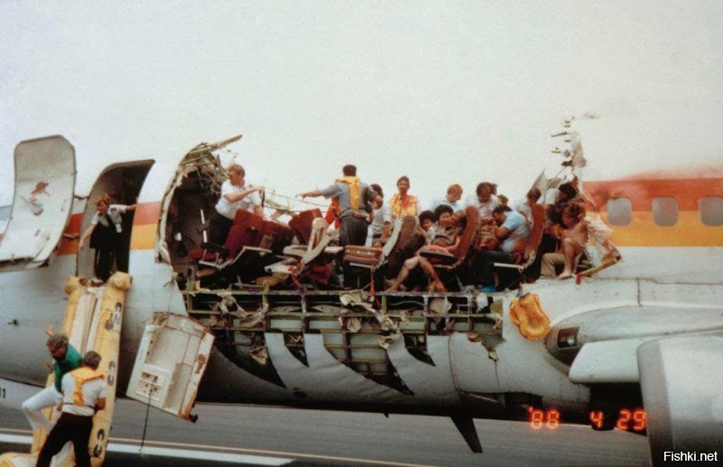 Ну это еще на самые страшные повреждения. Вот, в 1988 году Боинг 737. Погибло два человека.