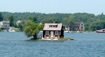 Самый маленький застроенный остров - Джаст-рум-инаф