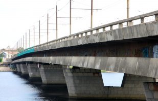 Ну не знаю, у нас я такого в городе вообще не видел. Если уж делать шашлык, так на природе и где как можно меньше людей. Ведь выпивают и музон слушают. Да и хочется не светится при людях. А тут на фото настоящий беспредел. Я понимаю квартирку видел в новом доме, (9 этажей), где на последнем этаже двух этажная квартира с выходом на крышу прямо из комнаты. Простор, тебя никто не видит, дым от мангала сдувает и никто ничего не почует этажами ниже. Хочешь делай самодельный навес (крышу) от непогоды ставь стол, стулья, да хоть диван и вообще делай что хочешь. Классная квартира, но дороговато будет. Мне легче, от моего дома пройти 3 минуты и выйдешь в поле за кустиками делай шашлык. Народу никого, только тропа к морю в метрах 20-30 на пляж в рижском заливе в Риге, в Даугавгриве. А раньше, где жили на старой коммунальной квартире в Риге, ходили делать шашлык к Даугаве (Западная Двина) к островному мосту, где тоже вечером народу было мало, или на Закюсале, остановка вперёд, где теле башня, или ещё чуть дальше, на Луцавсале. где огороды. 
2 и 3 фото: Островной мост, Рига.