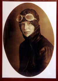 Насчёт Эльзы Андерссон.
На фото актриса из биографического фильма об Эльзе!
Неужели не видите, что фото СОВРЕМЕННОЕ? Даже типаж лица не характерен ни для начала ХХ века, ни для Швеции.
А Эльза выглядела совсем не так.