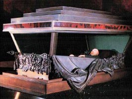 Для полного антуража там только тов. В.И.Ульянова не хватает )