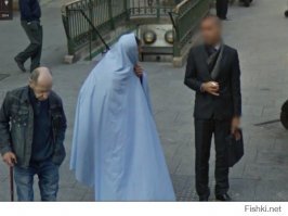 Посмотрела в Гугл-карты окрестности гостиницы,которую мы заказали в центре Парижа. Возможно это турист, который расплатился за номер.