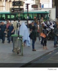 Посмотрела в Гугл-карты окрестности гостиницы,которую мы заказали в центре Парижа. Возможно это турист, который расплатился за номер.