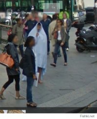 Посмотрела в Гугл-карты окрестности гостиницы,которую мы заказали в центре Парижа. Возможно это турист, который расплатился за номер.