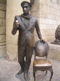 Приобретайте билеты, граждане. Десять копеек! Дети и красноармейцы бесплатно! Студентам   пять копеек! Не членам профсоюза   тридцать копеек. Членам союза   десять копеек, но так как представители милиции могут быть приравнены к студентам и детям, то с них по пять копеек"