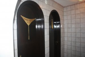 Туалет в Лиссабонском ресторанчике. Там офигенный портвейн и живая музыка Фадо.