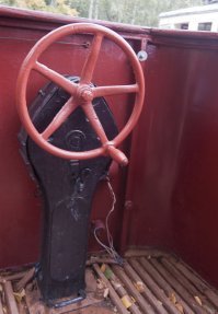 Ну внучкам как всегда- лишь бы свистнуть.
Держи ссылочку  внучёчек просветись.

А вот такое колесо, мы,детишки крутили взахлеб(стрекотало оно классно, но мы быстро выдыхались)  
К концу 60х на нашей ветке их не стало.. очень жалко было (маршруты 12 и 46  Москва) А ездил я на них часто- от Авиамоторной до Автозаводской.