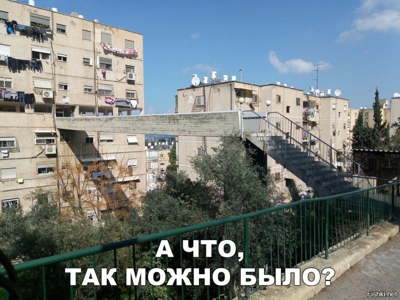 А что тут такое? Обычный дом и обычный подъезд в израильском городе Хайфа.