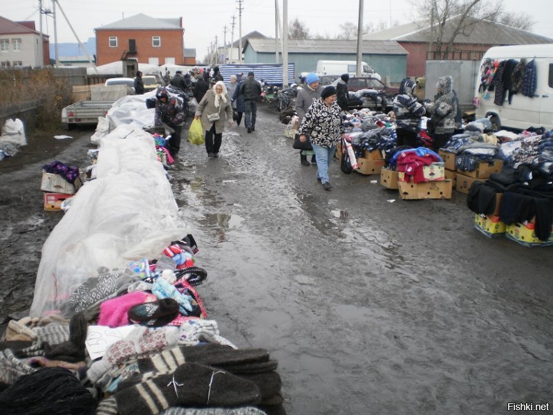 Базарная площадь. Центр моего городка. Он в топе самых богатых в нашем регионе!