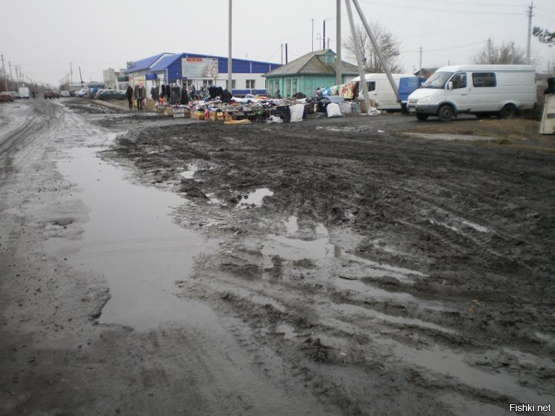 Базарная площадь. Центр моего городка. Он в топе самых богатых в нашем регионе!