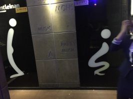 Туалет в KTV (типа нашего караоке - но можно и девочек заказать, т к поют в отдельных комнатах с диванами) в Гуанчжоу.