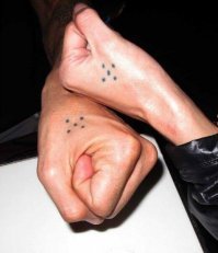 Британец обнаружил странные точки на стопе, и его жестоко затроллили в сети