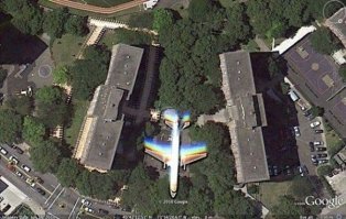 Просто самолет пролетал во время съемки.