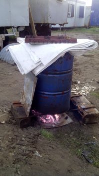 Самый доступный вариант на месторождении. Разводить огонь запрещено, поэтому бочка - идеальный вариант. Легко ставить и затем убрать и спрятать. Темная получилась из-за того, что коптил на березовой стружке+сахар.