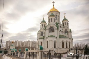сдается мне эта "женщина" из Солнцево  и говорила она именно об этой церкви. 
Она и при закладке "камня" такую же ересь там орала мол ей с собачками гулять негде, а то что там рядом парк и пруд где свободно местные жители выгуливают своих питомцев и ни кто им слова плохого не говорит. Раньше на месте церкви была автостоянка.