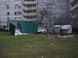 У нас во дворе как то так было. Причем, помойкой придавило новенький Киа Соул, в итоге, тот остался без стекла и слегка помятым