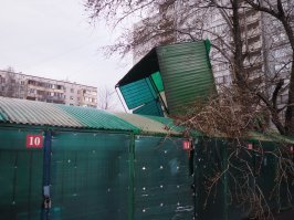 У нас во дворе как то так было. Причем, помойкой придавило новенький Киа Соул, в итоге, тот остался без стекла и слегка помятым