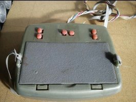 А мне больше всего запомнились управляемая модель ЗСУ-23-4, и управляемая модель спортивного самолёта. Правда последний у меня был вполне себе боевым, и "бомбы" сбрасывал на бумажные модельки танков, и на бреющем косил вражеских солдатиков из вырезанных из картона :D. Эх детство и бешенная фантазия :) Фото не мои, из интернета. На втором фото пульт управления ЗСУ. Кнопки попарно справа и слева управляли гусеницами (вперёд/назад) а горизонтальная пара - поворотом башни. Угол установки орудий задавался ручкой на башне.