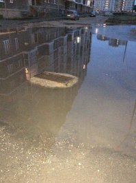 кто то еще удивляется таким фото про дренаж????????????
логика простая под решеткой колодец примерно в 2-5 бетонных колец. они стоят мертво.а вот вокруг основание из за некачественного строительства(уплотнения основания) просело. вот и ..............