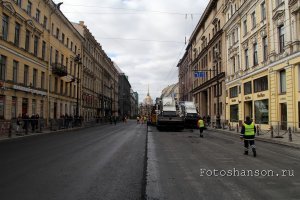 Петербуржцы гуляют по пустому Невскому проспекту