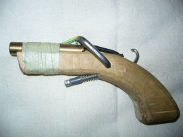 У нас боев не было, найти нечего. Так мы сами делали пистолеты, называли их "поджиг" или "самопал". Почти такой как Данила Багров в "Брате-2" делал. А еще бомбы с натриевой селитрой. Как-то так. С тех времен любая трубка рассматривается как потенциальный ствол. Опыт не пропьешь, хоть сейчас могу изготовить огнестрельное не выходя из дома.