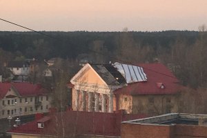 В Брянске ветер снес крышу на свежеотремонтированном ДК. Всего месяц назад отремонтировали. 
Как видно на фото, стропила были далеко не свежие...