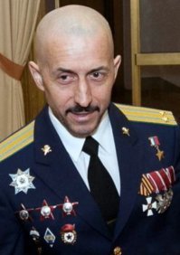 Проведу параллель - почему перестали делать "годные" фильмы ужасов?Да потому что видео из интернета или новостных каналов сто-кратно перечеркнуть по жути и реалистичности любой сюжет кино...
Почему надоели супергерои?Потому что спасение не от сверхсилы, не от сверхскорости не сверхразума. 
Сила в правде, как говорил один супергерой. Сила в доброте и любви.Сила в самопожертвовании...Хоть кто-то из супергероев хоть чем-то пожертвовал ради спасения человечества?И , что самое интересное, нигде такого вопроса не возникало!
Готов супермен отдать все свои способности ради спасения жизни одного ребенка?
Нет.

Вот они, супергерои: