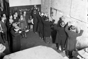 Вот как ты написал........." Не находите это странным ?"....... Не в форме утверждения, в вопросительном контексте.  За подозрения ничего не будет. Это твоё субъективное убеждение ЛЮБОЙ да же самый бесплатный адвокат недоучка второгодник легко это докажет.

Вся писдецома ВСЕЙ правовой системы Мира в том, что любой человек , может его(чиновника)  жена или мать, отец, брат может заявить "А мне делали эти дорогие подарки друзья просто в знак уважения! А я передал это безвозмездно ему . Вот документы от нотариуса" 
А раскрывать своих благодетелей он( брат, отец, мать, жена) по Презумпции невиновности может и не раскрывать. Сомневаетесь - доказываете.

И таких случаев дохрена и больше.
Самый знаменитый наверно это про Аль Капоне. Все в городе от последнего нищего до Мэра города знали что он теневой торговец бухлом, рэкетир , бандит и сутенёр......А вот доказательств не было, в течении 14 лет....
В итоге его посадили только лишь за неуплату налогов. На 11 лет......