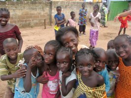 Да почему же сказка и фантастика??)) 
Форма подачи у большинства из них конечно писдецовая, мягко говоря "Лазеры и болгарки Древних Богогв...." только за это надо сажать в дурку. Хотя его уже не посадишь, на том свете он....

Просто что по одну сторону скопилось быдло которое доказывает что Древние цивилизации были и говорят об этом как о доказанном факте.
Другие упирают что далее 6 тыщ. лет назад ничего небыло, были только пещерные люди.

Как мне кажется настоящие учёные ПРИМЕРНО думают так "Да , нет фактов что цивилизации существовали более 10 тыщ. лет назад. Может мы их просто не нашли ещё....и поэтому ПОКА надо оперировать цифрой в 6 тыщ. лет. Ведь это по крайне мере ДОКАЗАНО......."

Меня вот например убеждают да же не пирамиды.......Как показывает практика люди что утверждают что это было писец как легко и это сделали то ли рабы, то ли наёмные с помощью своих мускул и молитвы)))
Они просто думают что те натащили булыжники в кучу побрасали и вот на тебе ........
Хотя с точки зрения архитектуры, планирования работ там было далеко не просто.....

А убеждают ДВА этих сооружения...
Монумент Йонагуни.
...." В непосредственной близости от монумента под водой обнаружена пещера, в которой имеется ряд сталактитов. Исследование по бериллию-10 показало, что их образование завершилось не менее 10 тыс. лет назад, следовательно это и есть время, когда море затопило эту часть суши и сам монумент, что полностью совпало с оценками учёных изменения в прошлом уровня Мирового океана. На основании этого геологи определяют возраст Монумента от 10 до 16 тысяч лет.".....
 
И аэропорт Юндум в Гамбии...
Он расположен в 27 километрах от Банжула. Длина его взлетно-посадочной полосы (ВПП), отвечающей самым высоким требованиям, - 3600 метров, так что Юндум способен принимать самолеты любого веса. Сами гамбийцы эту дорогостоящую ВПП не строили. Они лишь уложили асфальт на очищенные от земли уже имеющиеся грубо отшлифованные каменные плиты и сделали разметку.