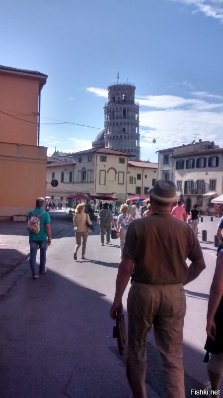 далеко не совсем согласен в изложении, в частности, что по полю нельзя ходить, поэтому позволю дополнить своими фотографиями без комментариев. если присмотреться к колонам собора, то видно, что они почти все разные и даже по цвету. т.е. какие с3,14здили, такие и привезли и из них слепили.