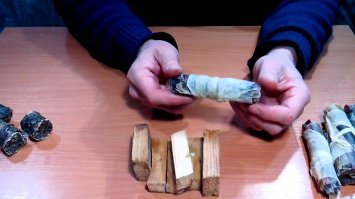самое лучшее - это накрутить из газет брикеты для печи.
