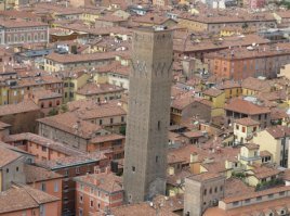 В Италии падающих башен дохрена,только раскрученная одна. Неподалеку в г Болонья около 20 башен и многие падающие (было больше 100) (((