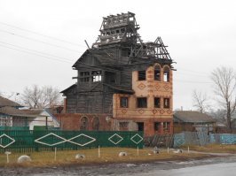 А вот дом и немного кирпича.