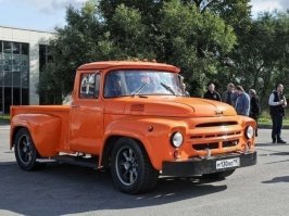 не понравилось, честно говоря. Если уж делать пародию на эль камино, то приляпывать кабину "полстатретьего" к эпичному кузову шеви как-то неэстетично, кмк. С ЗиЛовской кабиной мне больше нравится.