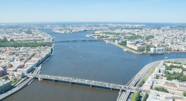 Для того, чтобы описывать город, надо в нем побывать, все ты правильно написал в Нью-Йорке четыре квартала занимает СентралПарк..... Ну и пожалуй и все в сити и спальниках деревьев нет от слова вообще, чахлые загазованые уродия не в счет А теперь обрати внимание на панораму СПб. Видишь зеленые пятна, это деревья, такого не увидишь в Американских мегаполисах