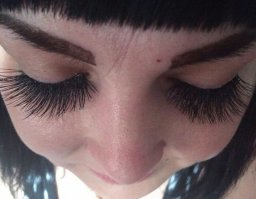 Вий курит в сторонке. А если серьезно, я вот о чем подумала - каково с такими ресницами против сильного ветра идти?