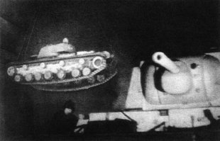 Я не знаю откуда автор черпал информацию, но очень многое в статье не верно.
Начнем с калибра 106,7 мм. Этот калибр был выбран не для замены артиллерийского ( штурмовым его назвали еже в современности а тогда он был артиллерийским) танка КВ-2, а для выбора вооружения нормального тяжелого танка ( взамен КВ-1). И вот почему.
К концу 1940 года разведка СССР донесла что в Германии начато проектирование и постройка нового тяжелого танка с 80 и даже 100 мм броней ( прототипы будущего тигра VK 3001 и VK 3601). Соотвественно расчеты показали что против такой брони даже 85 мм пушка Ф-39 будет не эффективна. Выбор пал на 107 мм. Причем такую пушку  планировалось поставить не только в танк но и сделать войсковую ПТО на ее основе ( отсюда например прекращение выпуска 45 мм пушек в 1940 году как не удовлетворяющих условиям ).
Соотвественно КВ-3 это замена танка КВ-1 на качественном уровне.
Головным заводом должен был стать ЧТЗ и там собирались лить башни, корпус для обкатки с баластом собрали еще в ЛКЗ и он проходил испытания с баластом. Однако в сентябре завод фактически эвакуировали, но корпус нет. Осенью когда на защиту Ленинграда пустили все что только можно, на корпус опытного КВ-220 поставили башню от КВ-1 с пушкой Ф-32 и отправили в бой.
На фото танк КВ-220 перемещают в цезе ЛКЗ.
С переходом на  калибр 76 мм история такая - зимой весной 1941 года еще велись разработки 76,2 мм пушки для КВ - существующая Ф-32 была трудоемкой и дорогой. Но работы по выше изложенным причинам отменили. Когда пришла война то необходимость в дешевизне и массовости возобладала, плюс донесения с поля боя говорили что немецкие танки имеют стандартные 50-60 мм брони что вполне под силу 76,2 мм пушке. Спешно вернулись к ней ( тем более выпуск Ф-22 в осажденом Ленинграде вообще упал и танки КВ остались без пушек) так из Ф-34 родилась 76,2 мм пушка ЗиС-5.
А заигрались с калибром 76,2 в конце 1942 года - хотя отчасти пытались решить вопрос о увеличении калибра, но внутренние дрязги в КБ и между  минестерствами привели к тому что та же СУ-85 пошла в войска не в мае 1943 года как САУ-152 например а только в августе, а выпуск ЗиС-2 налаживался очень медленно.
Но это уже другая история....