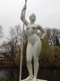 Да, девушка с веслом, уже не та!