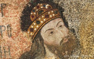 А ведь корона у него не зря надета... Сильвестр то Завадский явно что-то знает. Ибо И.Х. действительно был императором ~3 года. Правда не в Иудее, а в Византии. И звали его не Мессия Спаситель (это дословный перевод словосочетания "иисус христос"), а Андроник I Комнин. И был он сыном предыдущего византийского императора - Исаака Комнина (левое фото). Сходство - налицо, как грится.