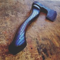 А этот бородач, новодел конечно, но несмотря на неполный вид и крайне неудачный ракурс, оставляет ощущение хорошей вещи.
Только заточен под ...... Да вообще он никак не заточен. Как колун заточен или кости говяжьи колоть