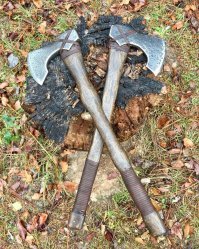 Красивая стилизация под  войну, вроде умом понимаю что ковка, но вид после искусственного старения как на дешевом литье.
Грибок или темляк на конце дал бы законченность композиции.