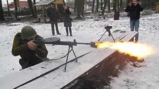 На правом фланге сегодня дискотека, пулемётчик Попов прокрутит два новых диска...