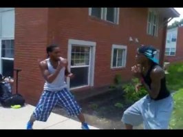 Драка двух горилл за еду