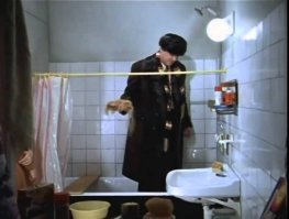 Никто  не смог сыграть лучше Юрия Яковлева
горе от предательства любимой женщины.
ИМХО
Люблю этого актера.
Светлая память.