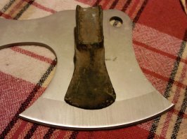 я вот такой бронзовый топорик откопал, примерно 2000 до н. э.