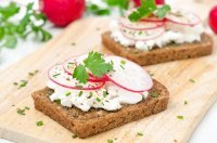 Хлеб   1 шт
Сыр сливочный   400 г
Укроп   20 г
Лук зеленый   20 г
Мясо (сыровяленное)   200 г
Огурец   100 г
Редис (для украшения)   по вкусу 

да нафига эту хрень лепить? продукты отличные, можно гораздо проще и красивее закусить!