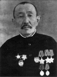 Был абсолютно уникальный экипаж штурмовика: летчик - дважды Герой Советского Союза Брандыс Анатолий Яковлевич (украинец) и стрелок - Полный Кавалер Ордена Славы Карымшаков Абдыкасым (киргиз).
Вечная слава Героям!!!