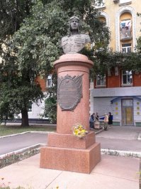 Бронзовый бюст на родине Дважды Героя (г. Днепр, Украина)