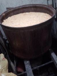 Пост о самогоне а показываете то что в магазинах продают ,,,,,
Вот как делаю я самогон.Материал из апельсинов,130 литров в аппарате,на выходе 30 литров 50 градусная ракия,так называетсья по болгарски.Запах,вкус очень харошии....